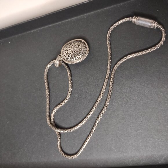 20 Inch Silver Tone Pretty Oval Shaped Pendant Necklace - Picture 2 of 11